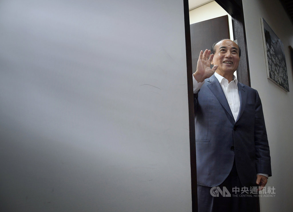 鴻海創辦人郭台銘16日深夜聲明不參與2020連署競選總統,前立法院長王金平(圖)17日受訪時說,昨晚郭台銘有先致電告知,今早也見了面,尊重郭台銘的決定,至於自己的下一步,他重申,隨因緣走。中央社記者王飛華攝 108年9月17日