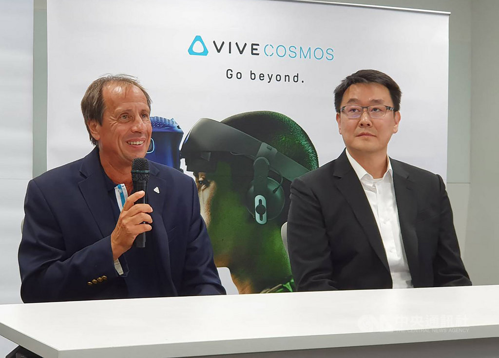 宏達電17日宣布任命梅特爾(Yves Maitre)(右)擔任HTC執行長,圖左為宏達電財務長沈道邦。中央社記者江明晏攝 108年9月17日