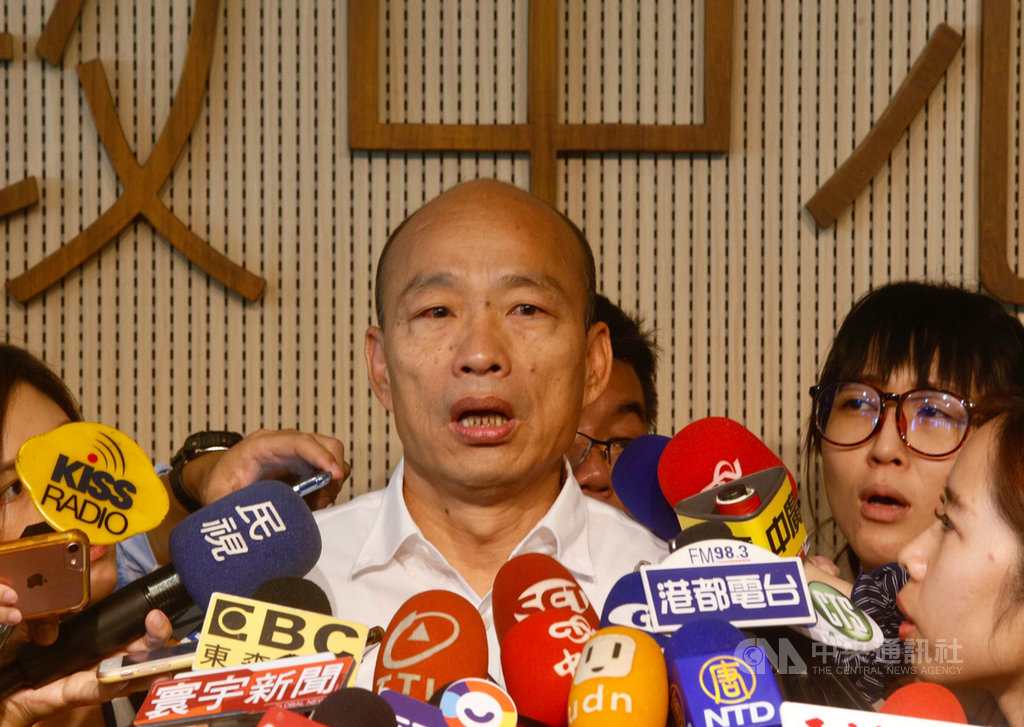 鴻海集團創辦人郭台銘決定不參與連署競選總統,高雄市長韓國瑜(前中)17日受訪表示,感受到郭台銘的委屈,要向郭台銘致意;會盡快安排拜訪,並將郭台銘好的政見轉化成合作方式,有計畫的推動優質政見。中央社記者董俊志攝 108年9月17日