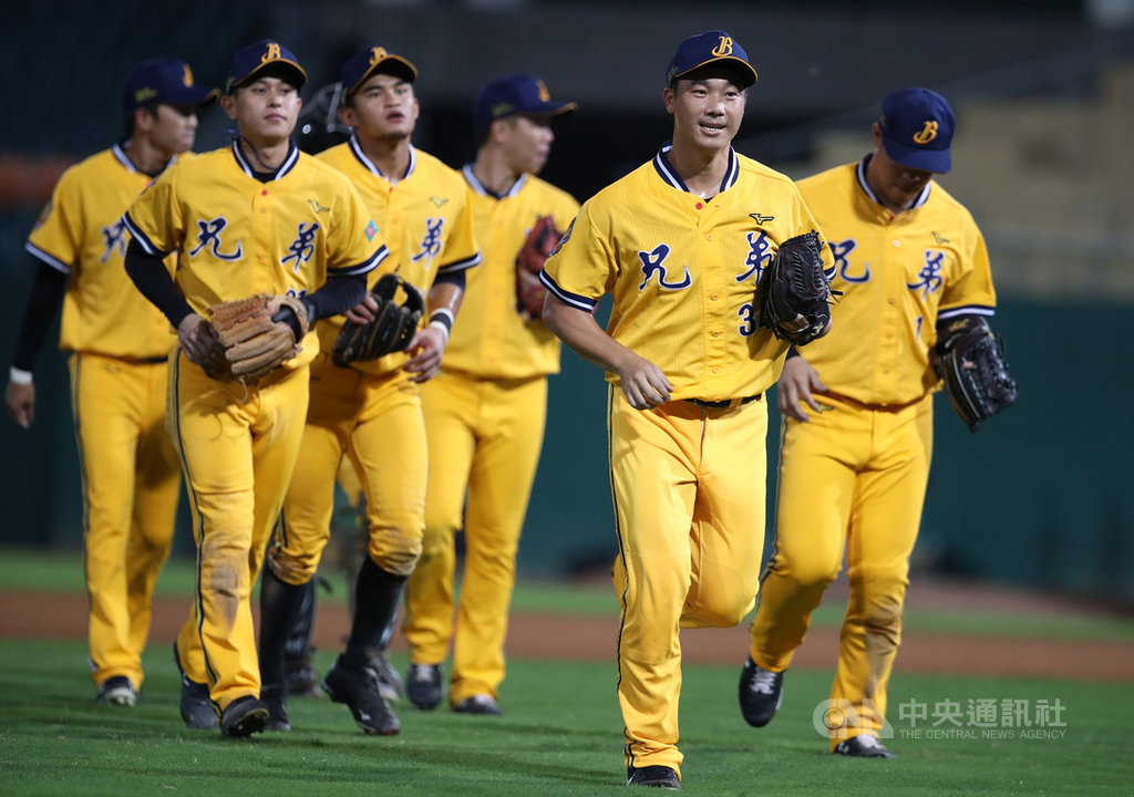 中職中信兄弟隊(圖)17日比賽投打俱佳,張志豪敲出個人本季第24轟,先發投手紐維拉(Elih Villanueva)6局好投,助隊以4比3擊敗富邦悍將隊。中央社記者張新偉攝 108年9月17日