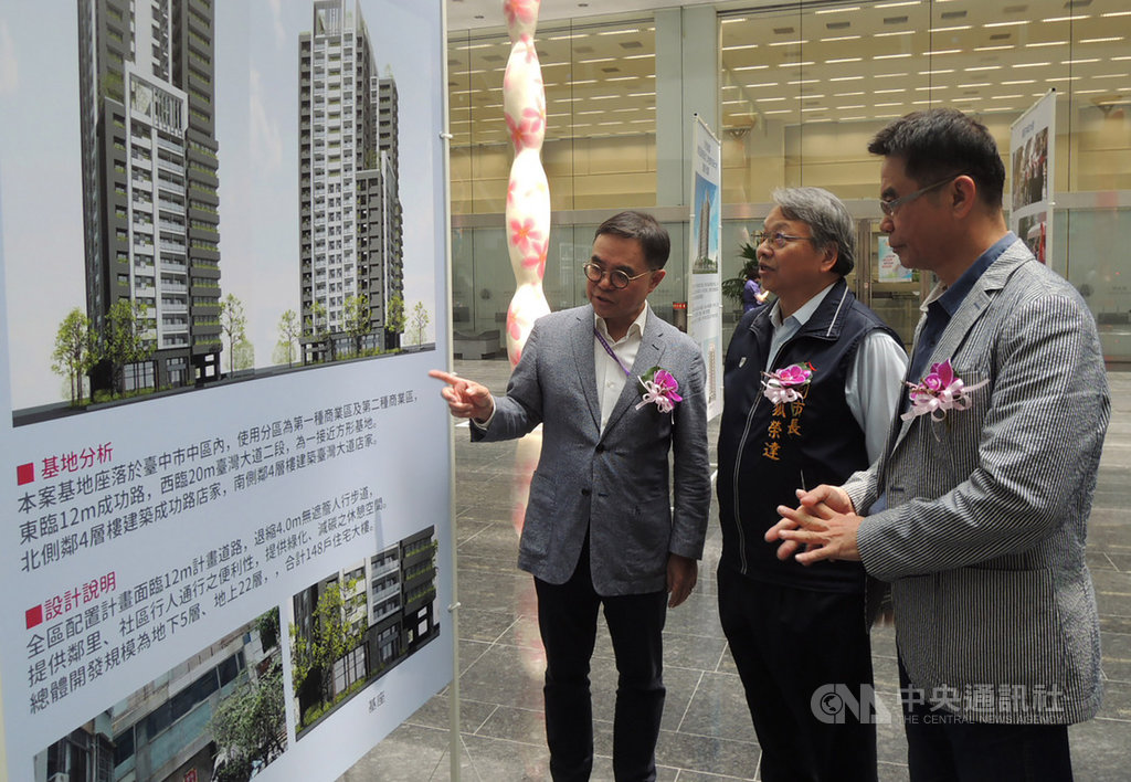 九二一震災今年屆滿20週年,台中市政府17日起舉行回顧展,台中市都發局長黃文彬(左)為副市長令狐榮達(中)等人導覽展出內容。中央社記者郝雪卿攝 108年9月17日