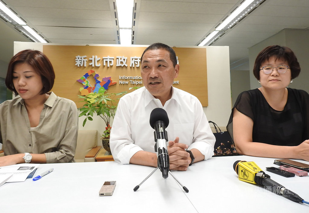 新北市長侯友宜(中)17日宣布,18日將率團赴新加坡、泰國、越南等3國,進行為期7天的市政考察,並說明出訪行程及目標。中央社記者王鴻國攝 108年9月17日