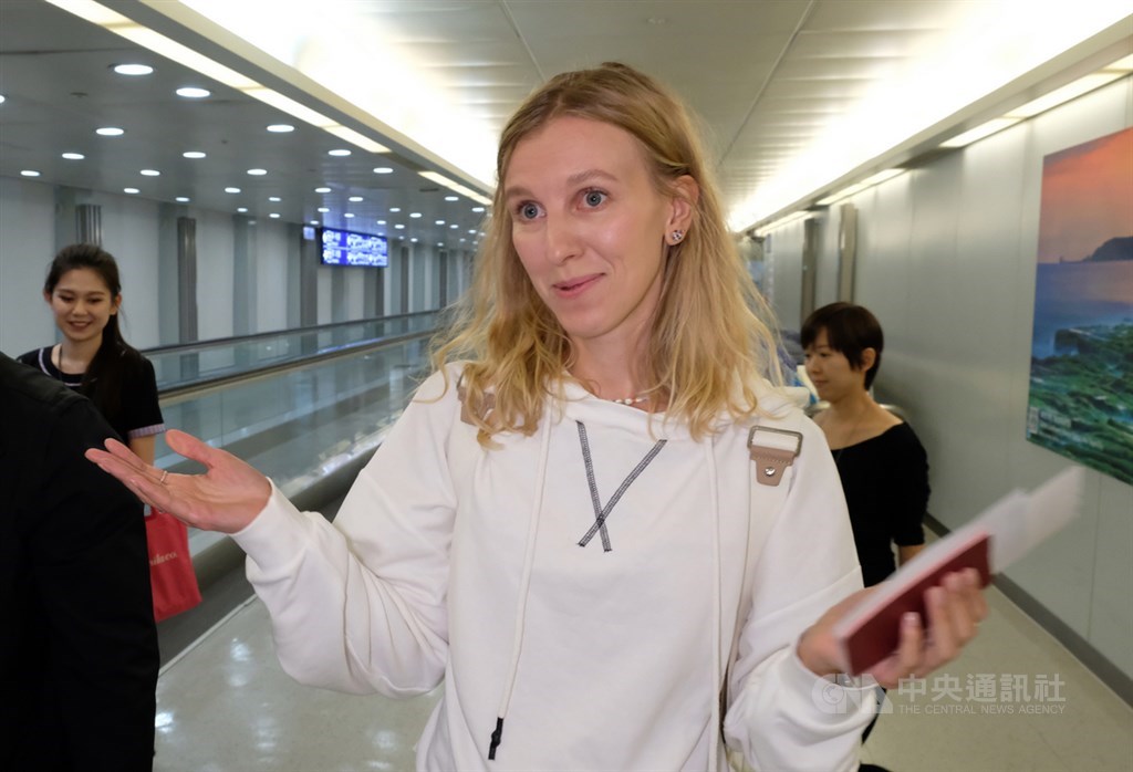 免費為台灣集集彩繪列車畫石虎的俄羅斯插畫家莫洛措娃(Katya Molodtsova)(前)17日清晨搭機抵台,直呼太開心了。中央社記者邱俊欽桃園機場攝 108年9月17日
