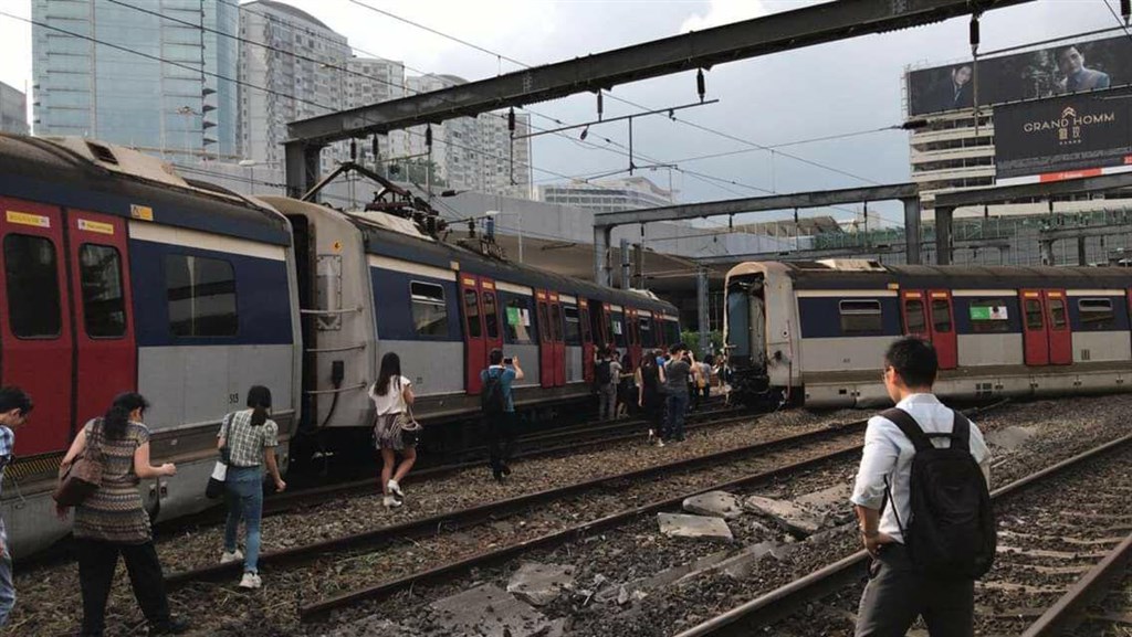 香港鐵路17日發生嚴重事故,一輛往來新界和市區之間的東鐵列車在開進市區紅磡總站時脫軌,事故造成8人受傷。(圖取自twitter.com/denise_tsang)