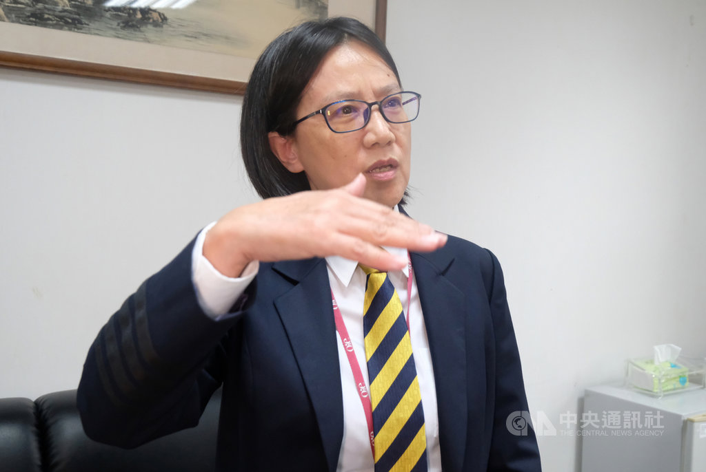 農委會動植物防疫檢疫局新竹分局副分局長林月屏(圖)17日受訪表示,桃園機場目前已針對68%入境旅客,進行手提行李檢查,希望更積極防堵非洲豬瘟疫情入侵。中央社記者邱俊欽桃園機場攝 108年9月17日