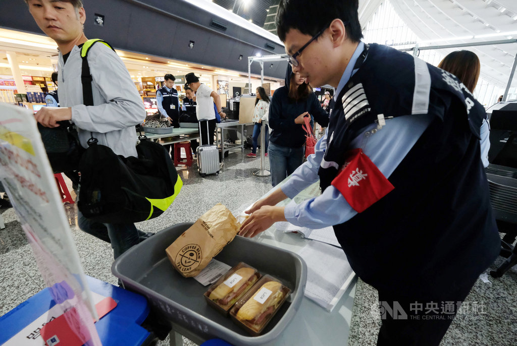 因應南韓發生非洲豬瘟,從17日下午起,自南韓入境旅客違規攜帶豬肉產品入境遭查獲,罰鍰新台幣20萬元。有旅客主動棄置飛機上含火腿等肉製品的餐盒。中央社記者邱俊欽攝 108年9月17日