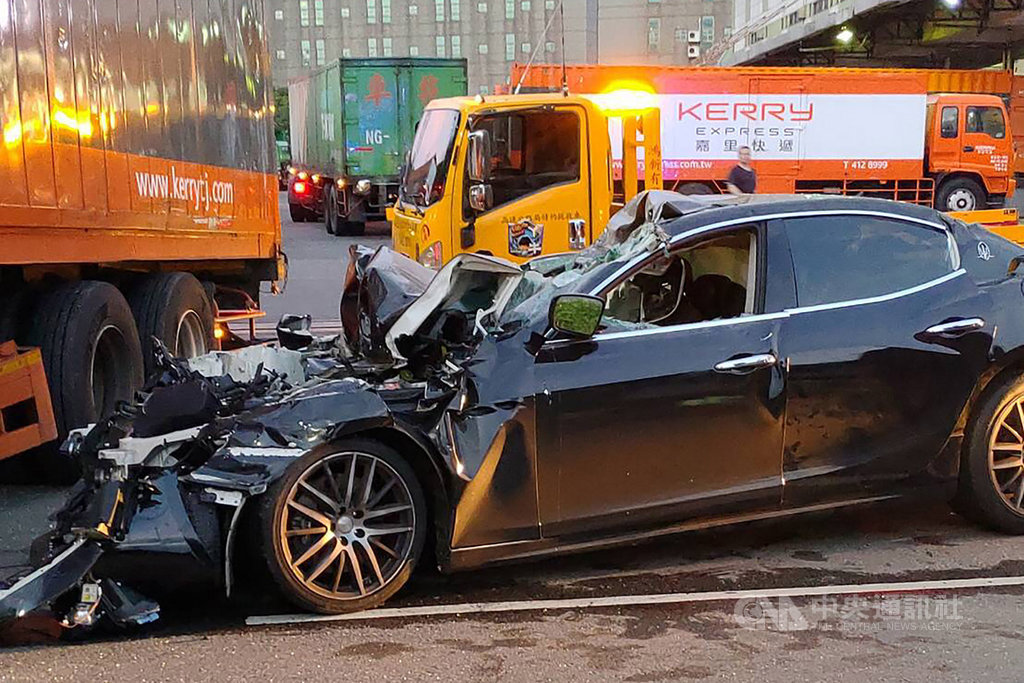桃園市蘆竹區17日凌晨發生一起死亡車禍,一輛瑪莎拉蒂跑車撞上嘉里大榮物流公司的大貨車,警消到場時跑車駕駛已無呼吸心跳,送醫仍宣告不治。(民眾提供)中央社記者吳睿騏桃園傳真 108年9月17日