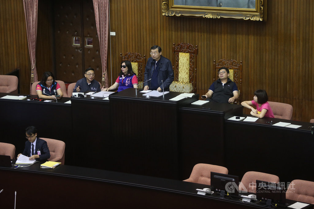行政院長蘇貞昌17日赴立法院施政報告並備質詢,國民黨立院黨團總召曾銘宗(後右3)等委員,一大早就霸占主席台抵制。中央社記者鄭傑文攝 108年9月17日