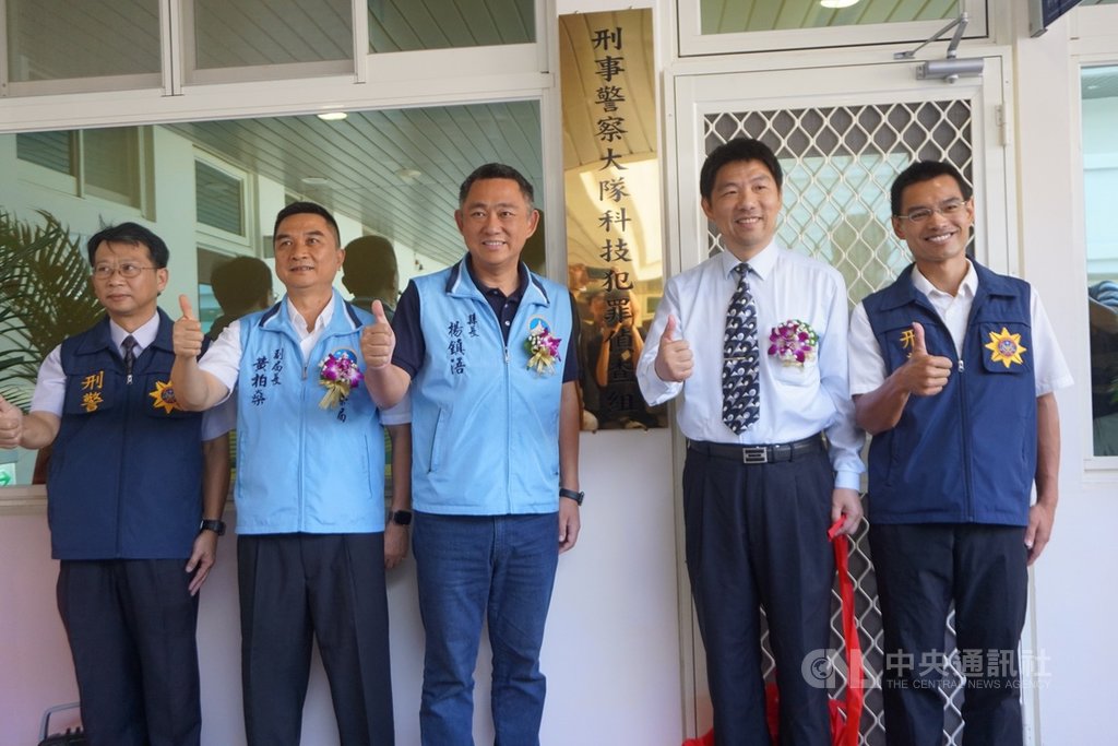 金門縣警察局刑警大隊科技犯罪偵查組17日掛牌運作,縣長楊鎮浯(中)、金門地檢署檢察長洪東原(右2)、刑大大隊長游文勝(左)等人出席揭牌。中央社記者黃慧敏攝 108年9月17日