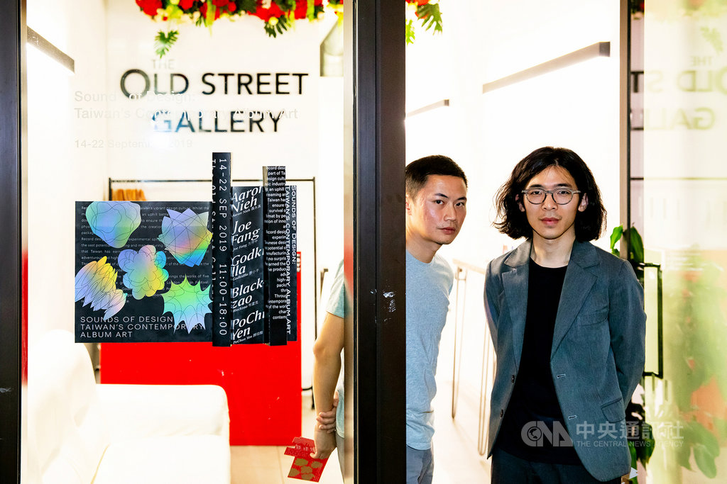 英國設計界盛事之一「倫敦設計節」起跑,台灣帶來當代專輯設計展,並由策展人林唯哲(右)和設計師聶永真舉行座談。(駐英代表處文化組提供)中央社記者戴雅真倫敦傳真 108年9月17日