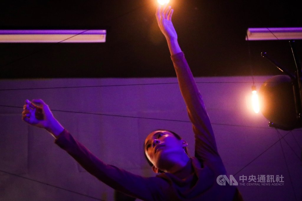 空總台灣當代文化實驗場17日發表以漸凍人為主題的沉浸式全景劇場The Awake,打造結合當代舞蹈、劇場、影像、VR虛擬實境的演出。中央社記者吳家昇攝 108年9月17日