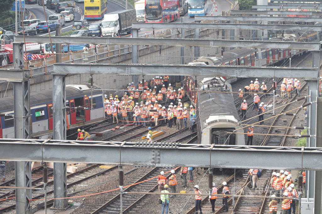 香港鐵路17日發生嚴重事故,一列在新界和市區之間行走的東鐵線火車在開進紅磡總站時出軌,造成8人受傷,事故原因尚待公布。中央社記者張謙香港攝 108年9月17日