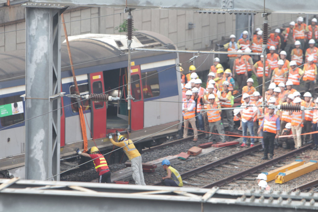 香港鐵路17日發生嚴重事故,一列在新界和市區之間行走的東鐵線火車在開進紅磡總站時出軌,造成8人受傷,事故原因尚待公布。中央社記者張謙香港攝 108年9月17日