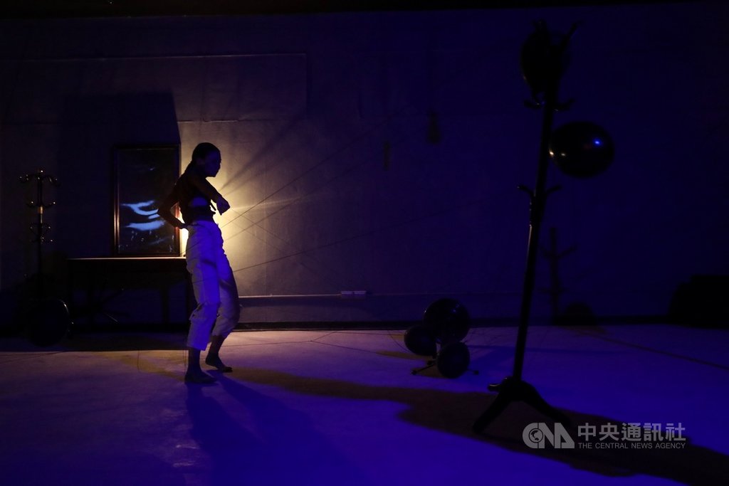 空總台灣當代文化實驗場17日發表結合舞蹈、VR虛擬實境的沉浸式劇場展演製作The Awake,從經典童話睡美人開始發想,進而找到「漸凍人」做為主題。中央社記者吳家昇攝 108年9月17日