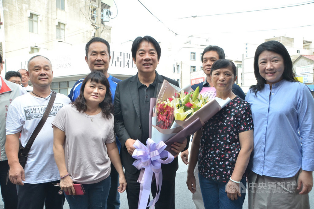 台南市歸仁區幸福大樓在2016年的0206地震中嚴重傾斜,經市府協助住戶原地拆除重建,工程17日竣工,前行政院長賴清德(前排中)到場,向住戶表達祝福。中央社記者楊思瑞攝 108年9月17日