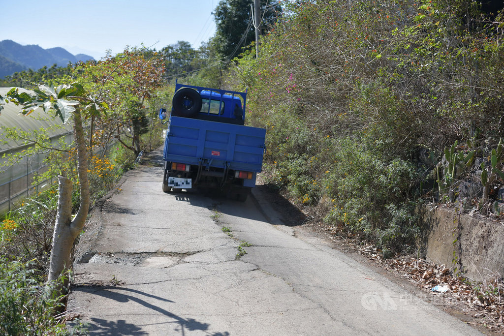 南投縣九份二山龍南產業道路狹窄,且年久失修、路面多處破損,縣府已發包廠商將改善、拓寬道路,未來完工將使農產運輸及遊客行車更安全。(南投縣政府提供)中央社記者蕭博陽南投縣傳真 108年9月17日