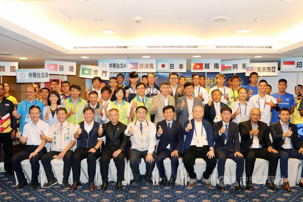 「2019亞洲大學足球錦標賽」18日起將在台南盛大登場,參賽隊伍代表17日下午出席賽前記者會,台南市長黃偉哲(前左5)等出席,盼各國選手多多交流。(台南市政府提供)中央社記者楊思瑞台南傳真 108年9月17日