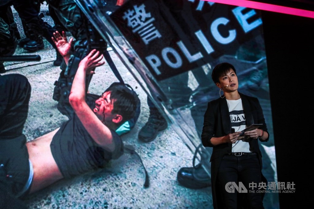 香港歌手何韻詩16日表示,希望美國國會和企業挺身而出,批評北京當局在香港所作所為,以助改變中國共產黨的行為。圖為何韻詩13日在台北「奧斯陸自由論壇」展示港警如何對待反送中抗爭者。(中央社檔案照片)