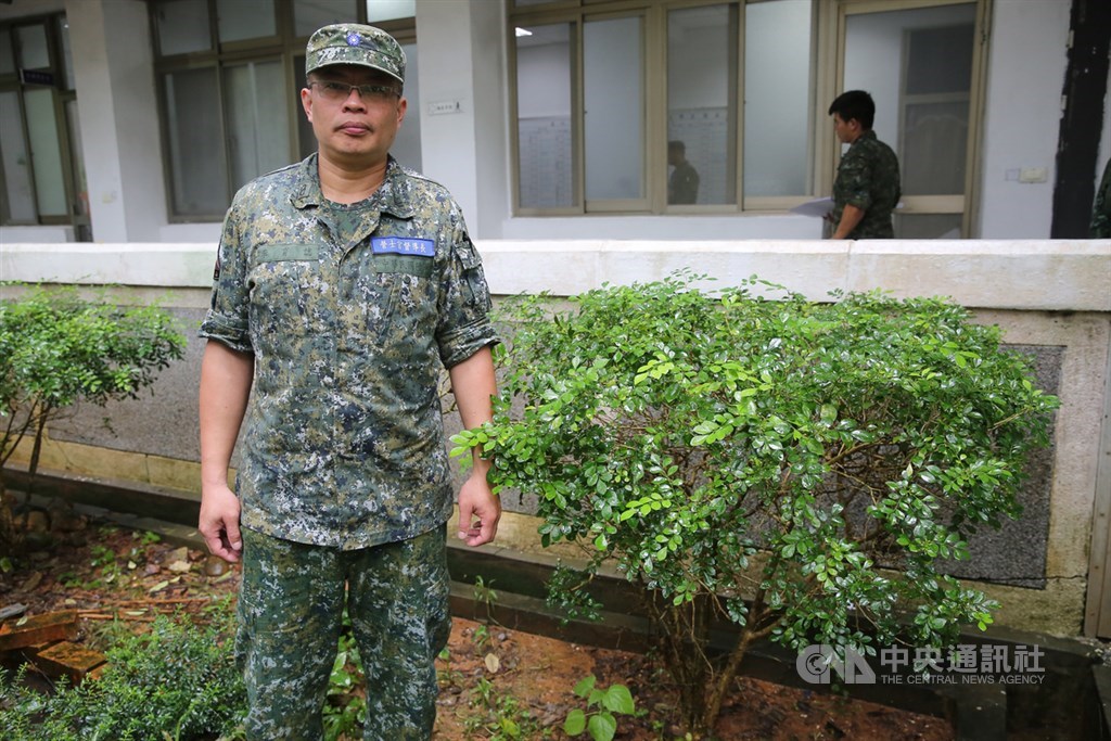 九二一地震發生時,負責清查連上弟兄人數的李育誌說,有一名受災官兵退伍前贈送七里香幼苗,栽種在陸軍裝甲五八六旅營舍前;當年幼苗已成樹,就像一棵「有故事的七里香」。中央社記者游凱翔攝 108年9月17日