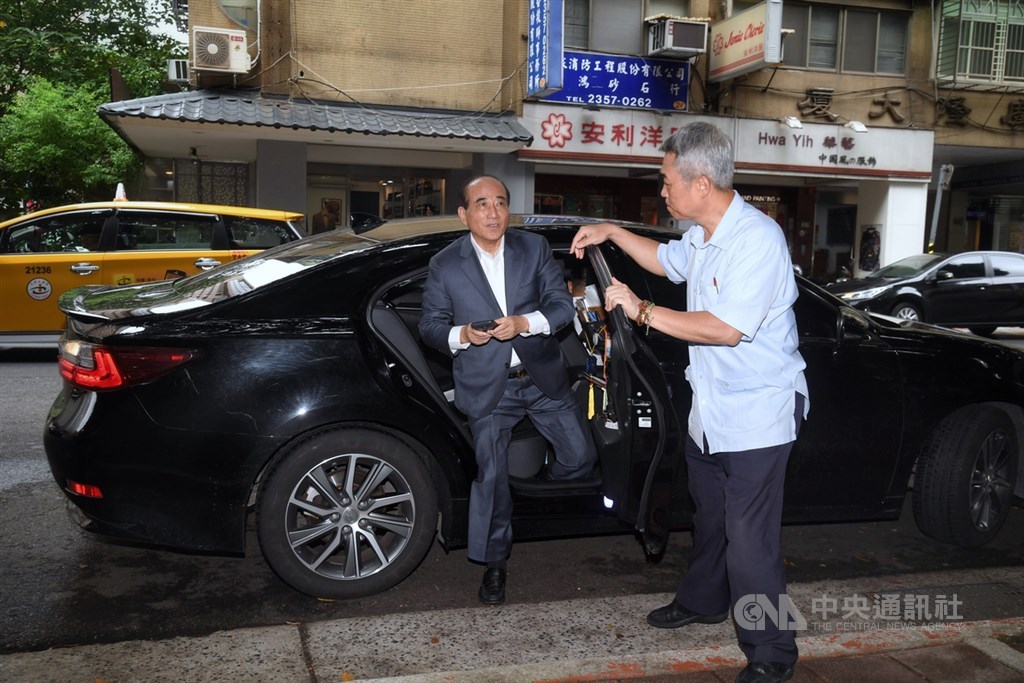 鴻海創辦人郭台銘16日深夜聲明不參與2020連署競選總統,前立法院長王金平(左)17日受訪表示,對郭台銘選擇不登記,給予充分的尊重。中央社記者王飛華攝 108年9月17日