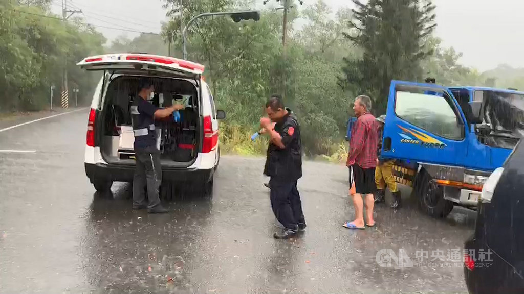 花蓮富里鄉一名婦人日前上山採竹筍,不慎驚動蜂巢遭虎頭蜂攻擊,路人發現報警,警員前往時在半途中發現山中路面泥濘,巡邏車無法進入,於是趕緊打電話呼叫友人開四輪傳動貨車一同前往救人,同時通報富里消防分隊救護車等待接應。當時山區滂沱大雨,兩名員警搶救,將婦人送醫急救後已無大礙。(玉里分局提供)中央社記者李先鳳傳真 108年9月17日
