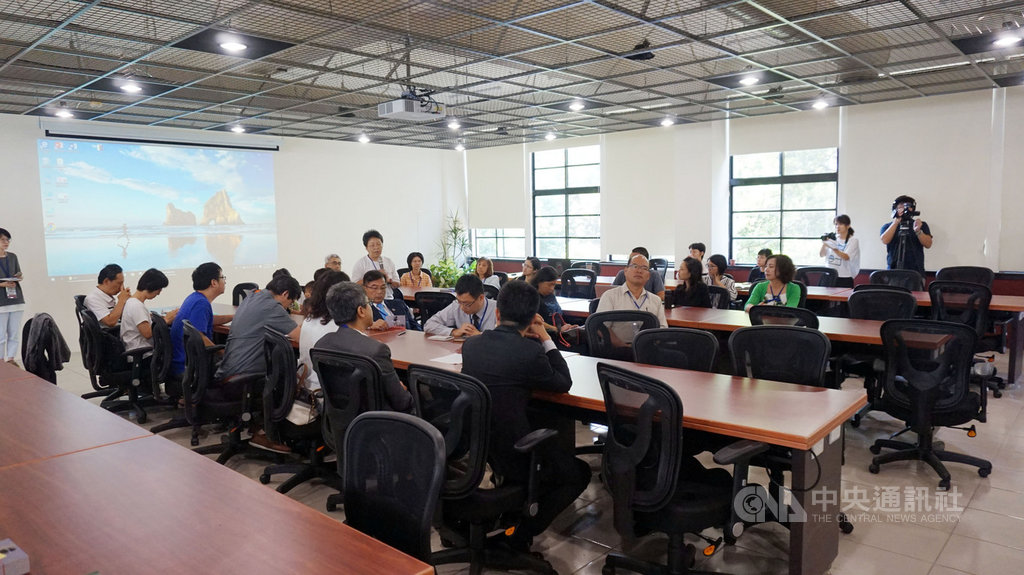 東海大學社會責任實踐計畫「誠食夥伴‧好氣社區」團隊,17日上午舉辦記者會,將舉辦空污紀錄片巡迴影展,在大專院校及在地組織播映20場的紀錄片,盼透過影片喚醒大眾對空污議題的關注、省思。中央社記者趙麗妍攝 108年9月17日