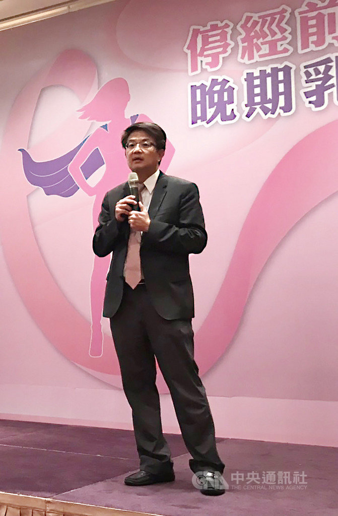 台灣乳房醫學會理事長曾令民17日在記者會中強調,女性停經前乳癌患者愈來愈多,主要有3大可能原因,包括環境污染、飲食西化以及生活習慣改變,像是晚婚、晚生或不生孩子等都是可能因素。中央社記者張茗喧攝 108年9月17日