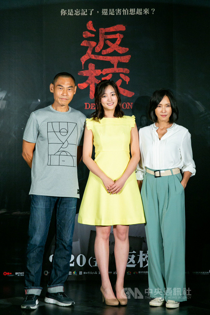 演員張本渝(右)、夏靖庭(左)在國片「返校」中,飾演女星王淨(中)失和的父母,張本渝17日在首映會受訪時回憶,劇組在拍片現場營造低氣壓,讓她很快就進入情境。(影一製作所提供)中央社記者洪健倫傳真 108年9月17日
