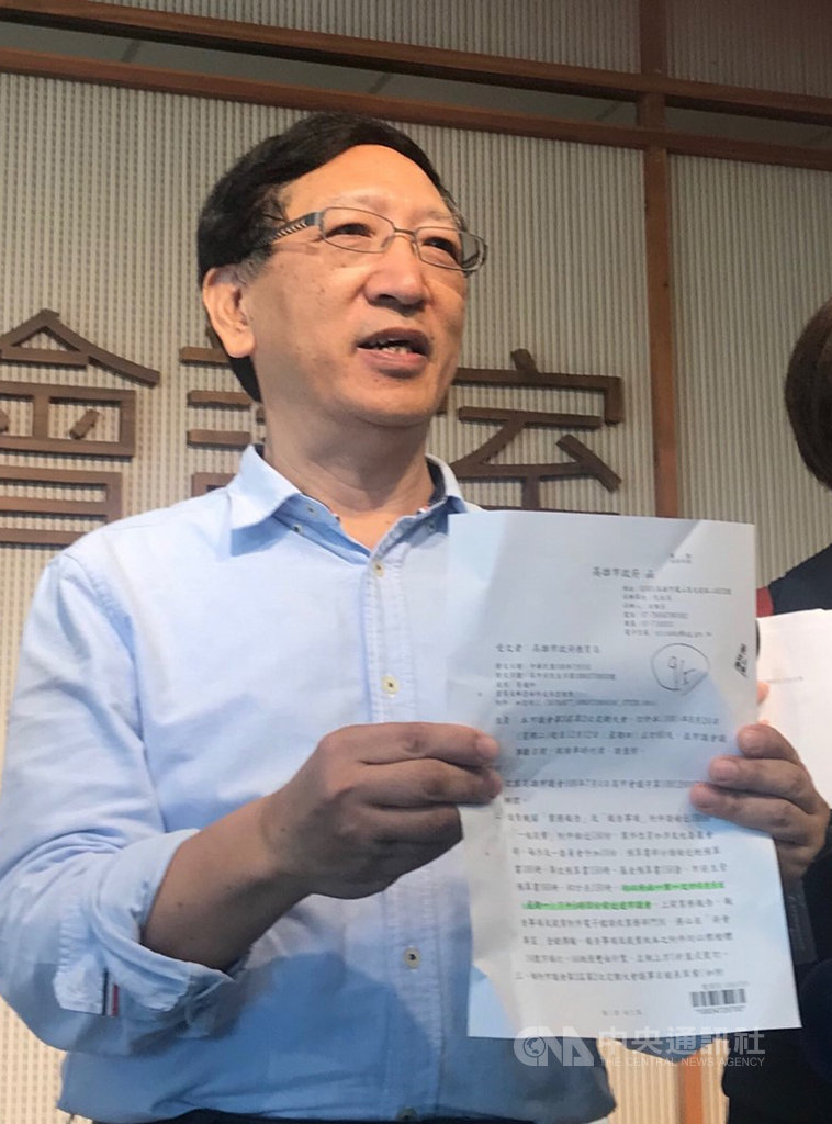 前金幼兒園長鄭淑蓮11日在優良教師表揚大會迴避與市長韓國瑜握手,引發熱議,接著傳出前金幼兒園被點名列席議會,疑有「秋後算帳」意味,教育局長吳榕峯(圖)17日澄清是一場誤會,純屬巧合。中央社記者王淑芬攝 108年9月17日