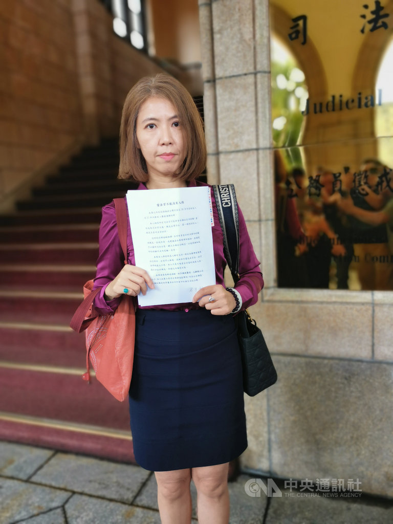前公懲會委員長石木欽被控有不當行為,上週請辭下台。石木欽17日委託律師廖芳萱(圖)發表聲明表示,當法官不能沒有人性,遇到涉訟親友避之唯恐不及。中央社記者林長順攝 108年9月17日