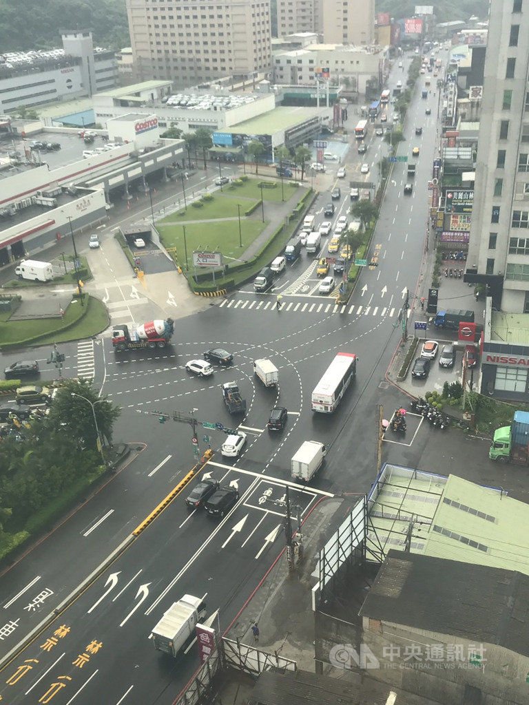 新北市交通局交通順暢小組經勘查評估後,養工處自2日起針對汐止區大同路、新台五路口進行分隔島及車道調整,工程17日完工,回堵車潮從約600公尺縮減到250公尺。(新北市交通局提供)中央社記者葉臻傳真 108年9月17日