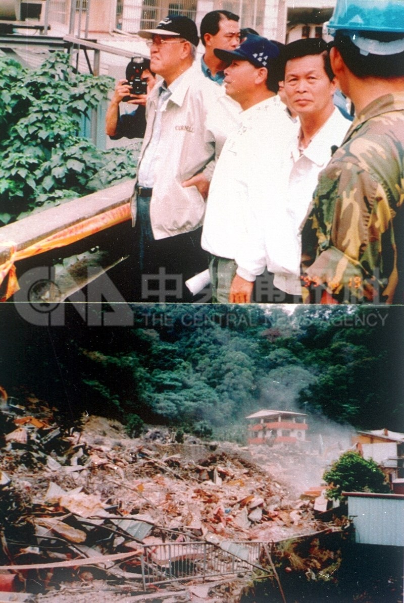 台中豐原東陽路靠山坡地的別墅,在九二一大地震中受創嚴重,李登輝前往視察危樓拆除作業,面色凝重。(中央社檔案照片)