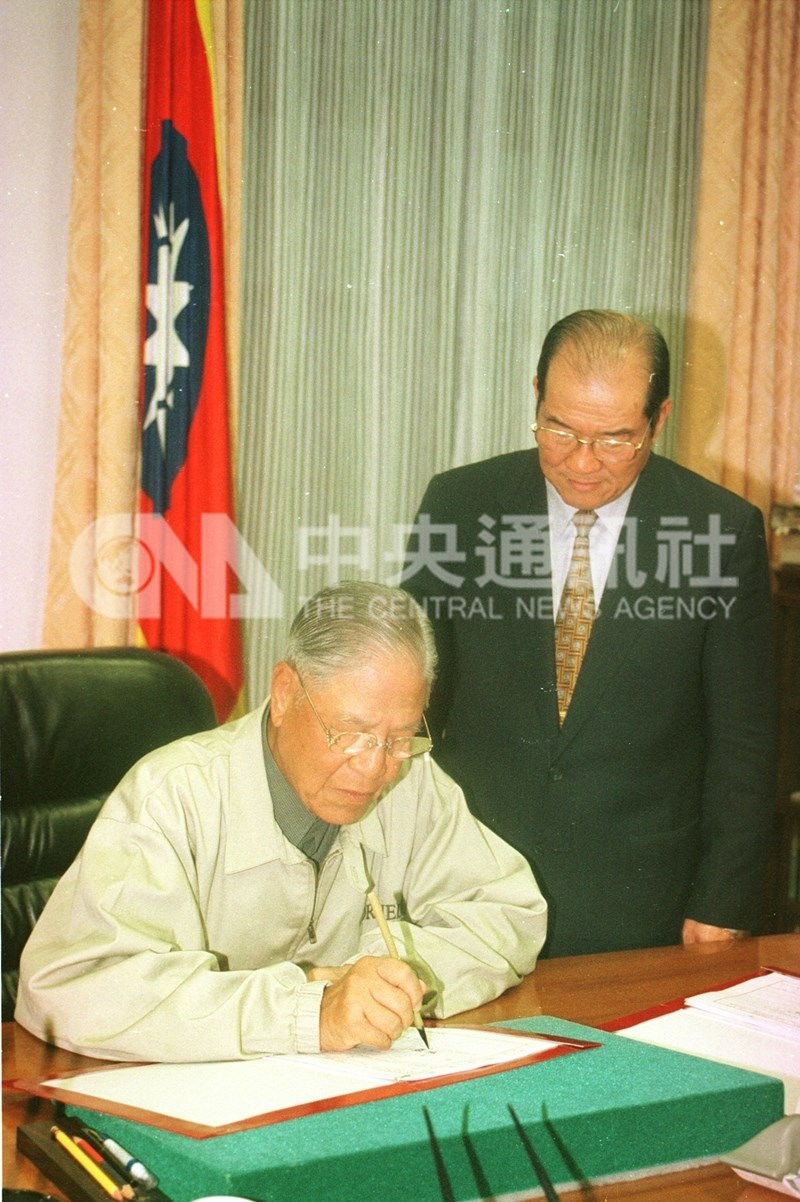 由於九二一地震影響超過預期,李登輝(左)簽署發布緊急命令,將南投、台中 列為實施災區,為期半年。(中央社檔案照片)