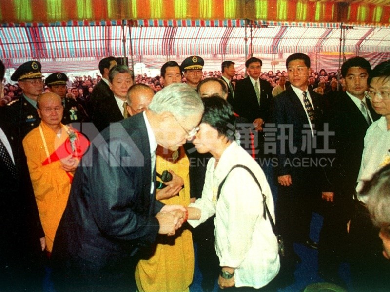時任總統的李登輝(前左)到台中市參加全國佛教會舉辦的九二一大地震消災祈福暨罹難者滿七超渡大法會,追悼罹難者,並慰問罹難者家屬。(中央社檔案照片)