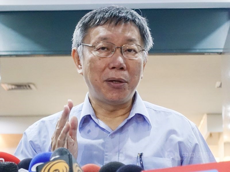 17日下午台北市長柯文哲(圖)的父母赴中選會要幫柯登記參選,隨後柯的現身引發聯想。幕僚則重申,柯是要去接父母回家。(中央社檔案照片)