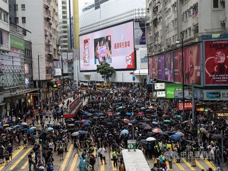 香港「反送中」運動3個多月來導致持續不斷的激烈警民衝突,訪港旅客因此大幅減少,飯店業所受影響首當其衝。圖為8月11日反送中遊行畫面。(中央社檔案照片)