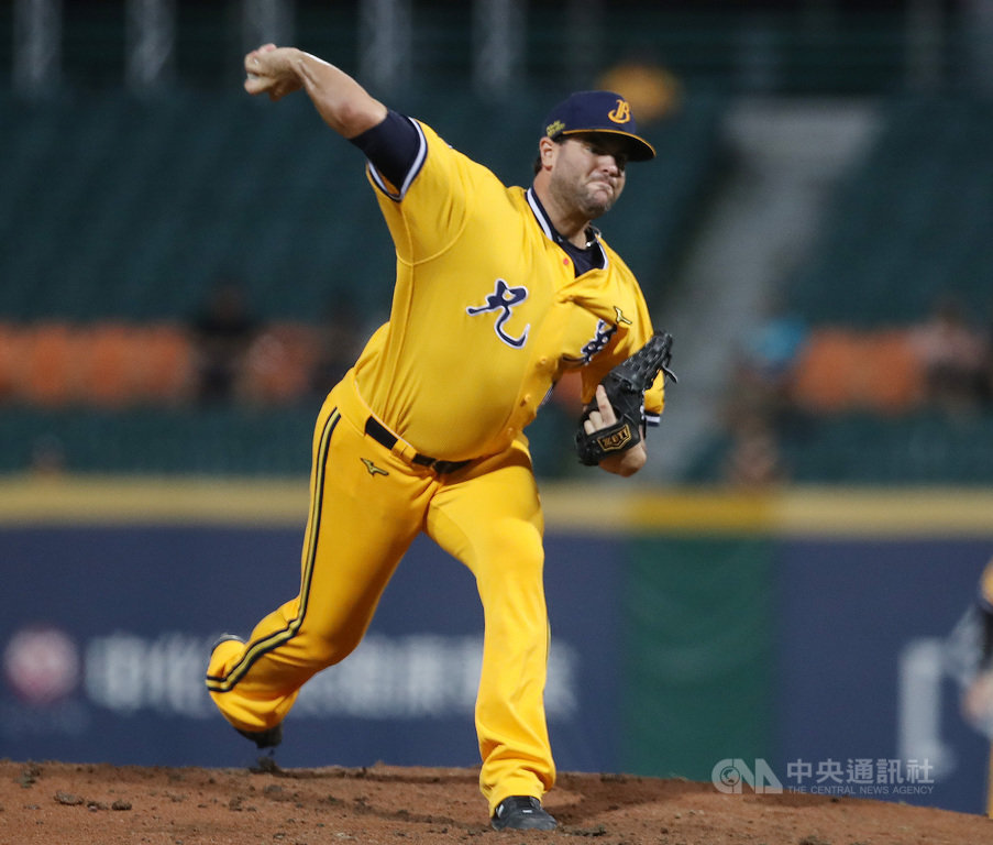 中職中信兄弟隊洋投紐維拉(Elih Villanueva)17日在新莊球場登板先發,迎戰富邦悍將隊,6局好投率隊以4比3奪勝。中央社記者張新偉攝 108年9月17日