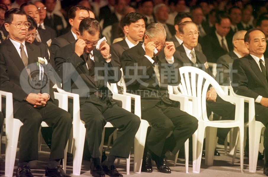 李登輝(左3)出席九二一大地震全國追悼大會,面對罹難者靈位不禁拭淚。(中央社檔案照片)
