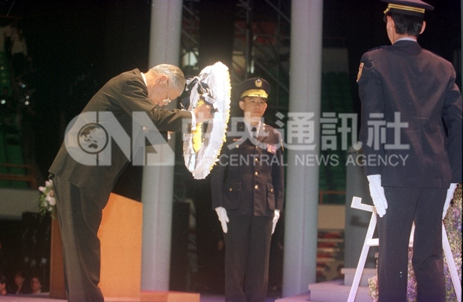 李登輝在九二一大地震全國追悼大會向罹難者靈位獻花,並引述聖嚴法師的話:「九二一大地震的所有罹難者都是菩薩」。(中央社檔案照片)