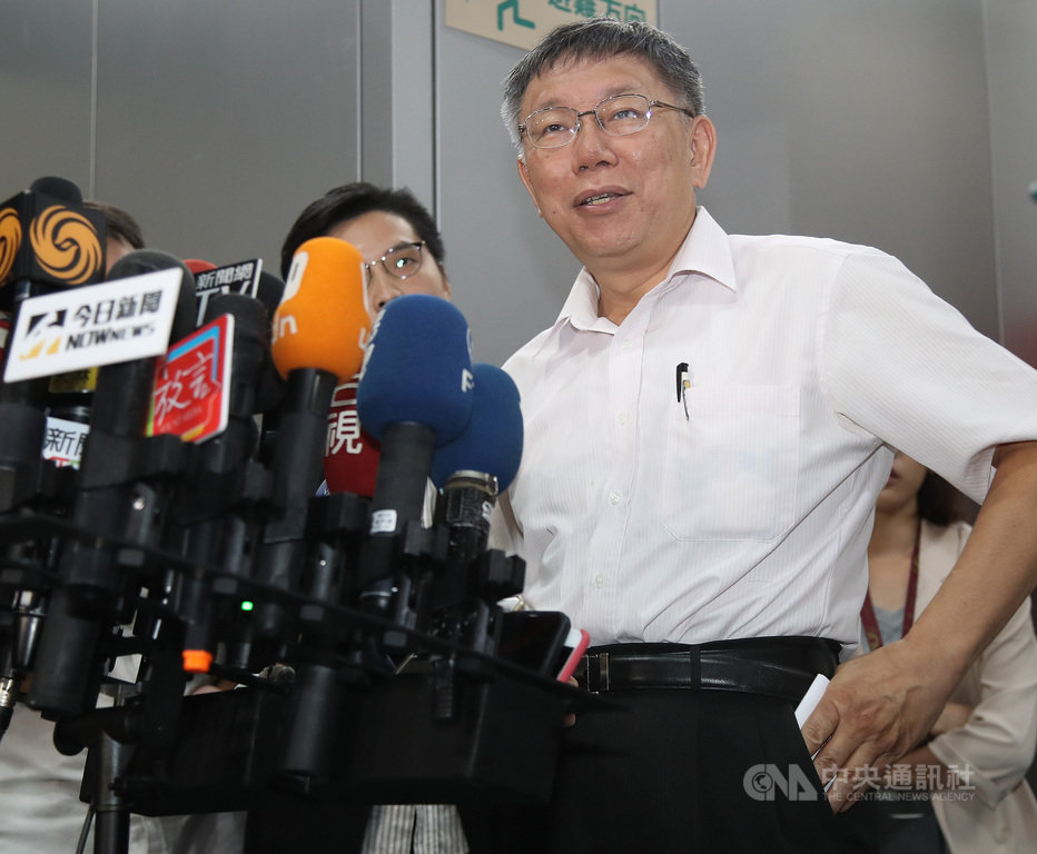 對於鴻海創辦人郭台銘宣布不參與2020總統連署,台北市長兼台灣民眾黨主席柯文哲(前)17日受訪表示,尊重與理解,將來雙方還會維持合作關係,但也坦言知道消息時的震驚不亞於任何人。中央社記者張新偉攝 108年9月17日