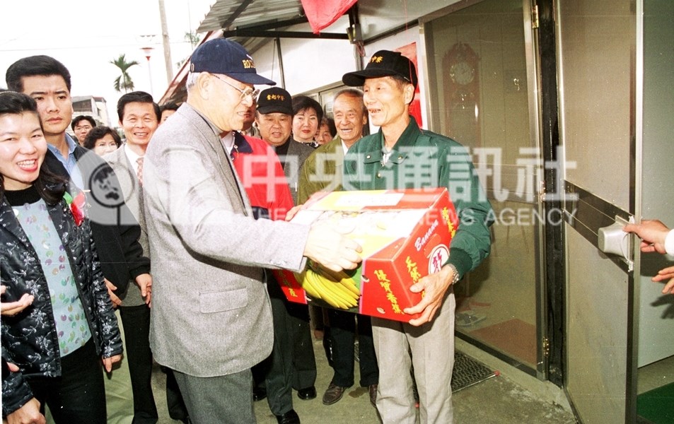 李登輝到南投訪視九二一地震災民,了解他們的生活情形。(中央社檔案照片)
