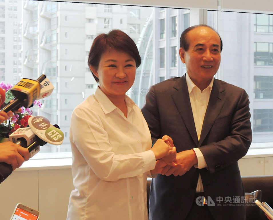 前立法院長王金平(右)17日下午到台中市政府拜訪市長盧秀燕(左),兩人一見面就緊握雙手,相互寒暄問候,隨後展開閉門密談。中央社記者郝雪卿攝 108年9月17日