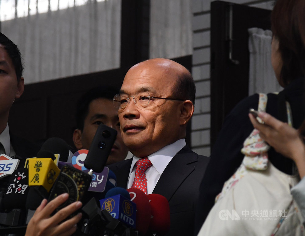 行政院長蘇貞昌(中)17日在立法院外接受媒體聯訪,對於鴻海創辦人郭台銘聲明不參與2020總統選舉,蘇貞昌表示尊重。中央社記者王飛華攝 108年9月17日
