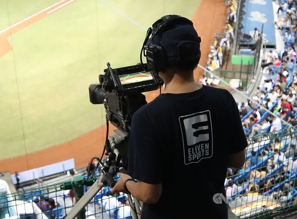 ELEVEN SPORTS同意授權中嘉集團到2019年底,2020年的授權協商將在2019年底完成。圖為ELEVEN SPORTS轉播職棒賽事。(中央社檔案照片)