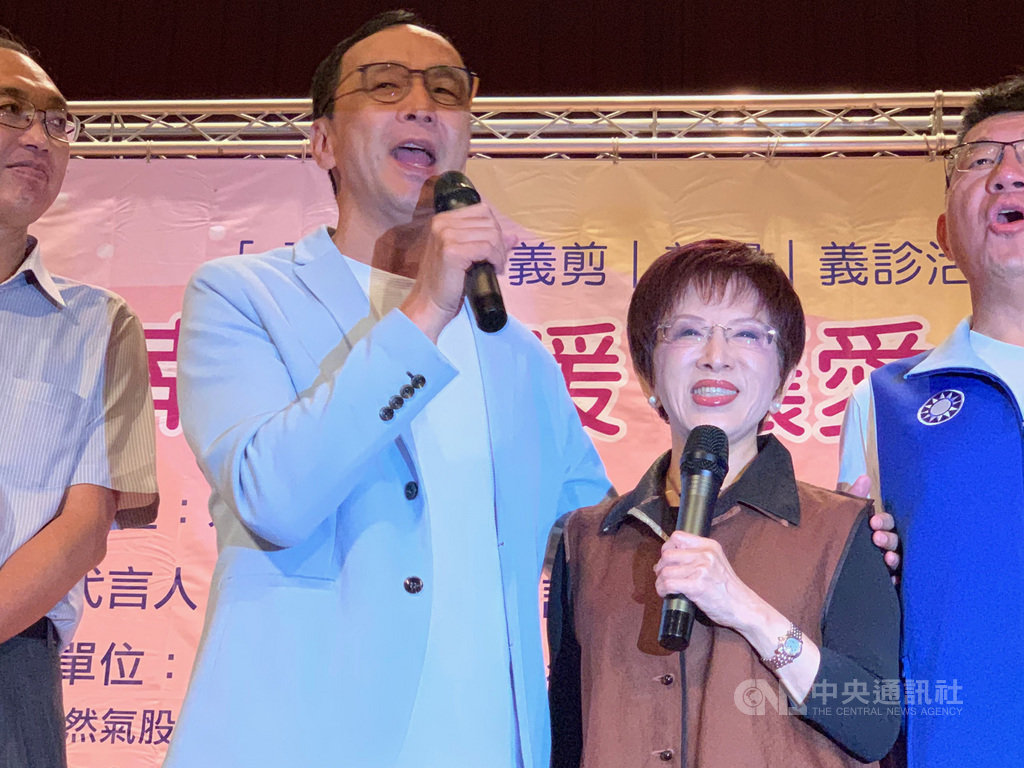 前國民黨主席洪秀柱(右2)和前新北市長朱立倫(左2)18日上午一同出席活動,朱立倫在台上緊攬洪秀柱肩膀,團結意味十足。中央社記者葉臻攝 108年9月18日