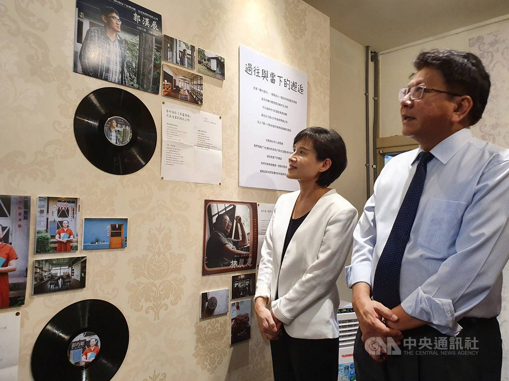 文化部長鄭麗君(左)18日南下屏東,在屏東市勝利新村為21、22日將登場的2019全國古蹟日活動揭序幕,並參觀現場特展。中央社記者郭芷瑄攝 108年9月18日
