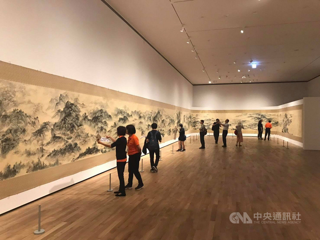 台南市美術館18日宣布,現正展出中的全台現存最長的集體創作畫卷「寶島長春圖卷」,展期將延展至10月13日。(台南市美術館提供)中央社記者張榮祥台南傳真 108年9月18日