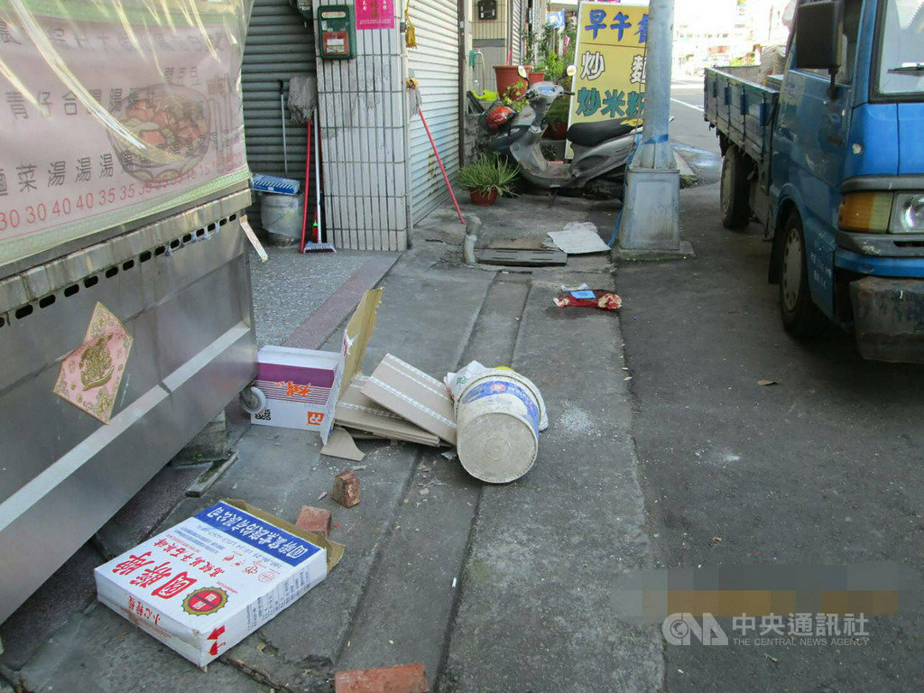 台中市一名蕭姓女工人18日在民宅外施工時,不慎遭掉落的磁磚砸中頭部,緊急送醫,現場地面還遺留散落的磁磚。(翻攝畫面)中央社記者趙麗妍傳真 108年9月18日
