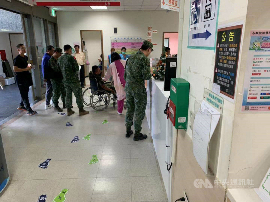 金防部防空連3名士兵18日下午執行20機砲彈藥檢整作業時發生藥筒爆裂,導致3人四肢輕微擦傷及灼傷,經送醫診治後2人返部,1人留院觀察。爆裂原因則有待調查。(民眾提供)中央社記者黃慧敏傳真 108年9月18日