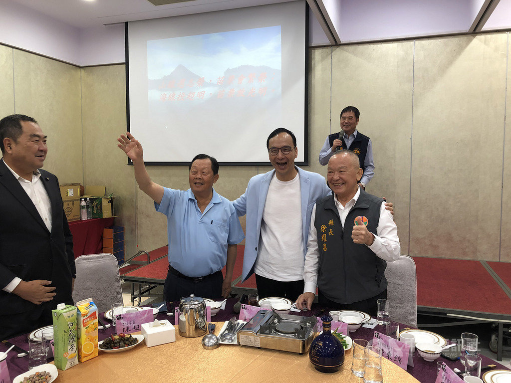 前新北市長朱立倫(前右2)18日晚間出席苗栗縣議會議長鍾東錦宴請餐會,左右手分別搭著苗栗縣長徐耀昌(前右)、前縣長劉政鴻(前右3)的肩膀,讓2人難得笑臉同框。(民眾提供)中央社記者管瑞平傳真 108年9月18日
